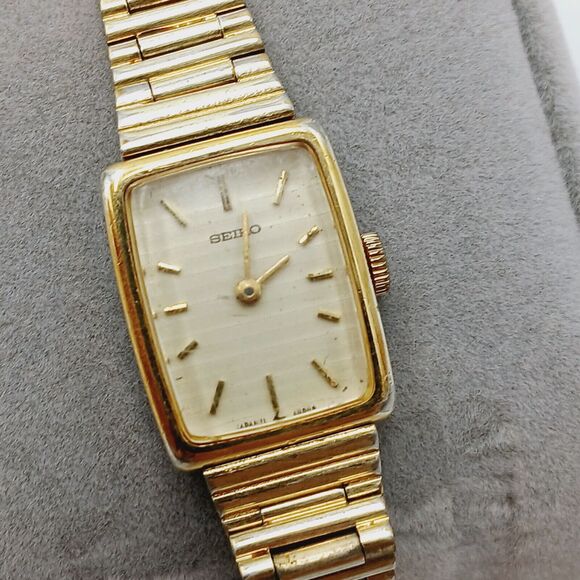 Vintage Seiko Manual Wind 17J Womens Watch 11-4800 WORKS GOOD